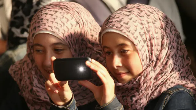 جرمن عوام نے ان پناہ گزینوں کا کا تالیاں بجا کر استقبال کیا اور انھیں مٹھائی کھلائی۔