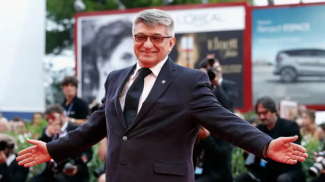 سوكروف حرص هذه المرة على التنويع الأسلوبي والهرب إلى فضاء التأملات والتعليقات والأرشيف الوثائقي