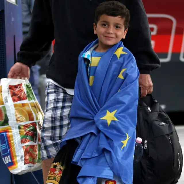 یورپی یونین کا پرچم اوڑھے یہ ننھا پناہ گزین سب کی توجہ کا مرکز رہا۔