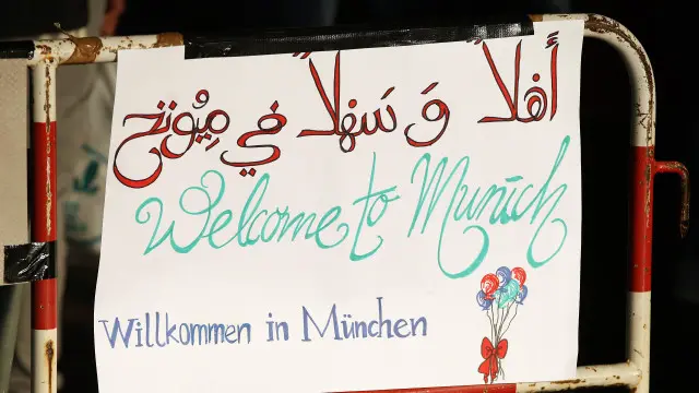 ویانا اور میونخ کے ریلوے سٹیشنوں پر سماجی تنظیموں نے ویلکم ٹو آسٹریا اور ویلکم ٹو جرمنی کے بینر لگائے