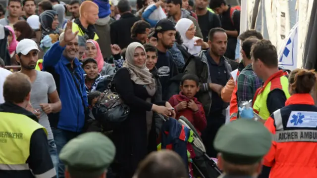 抵达慕尼黑火车站的难民排队接受简短身体检查