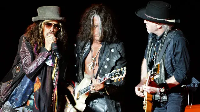 Vokalis Aerosmith, Steven Tyler melayangkan ‘surat perintah penghentian’, yang menyatakan penggunaan lagu mereka “memberikan persepsi salah” kepada masyarakat, bahwa Aerosmith mendukung pencalonan Trump.