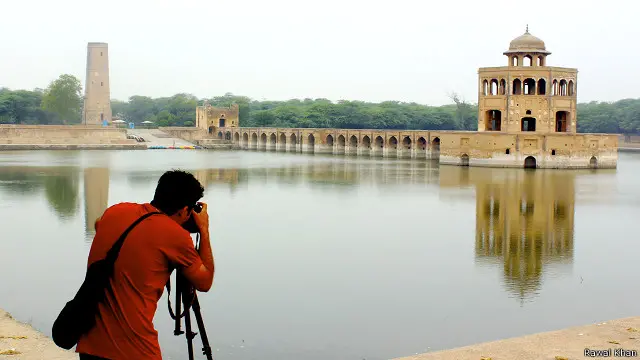 جھیل کے دامن میں ہرن مینار کی عمارت کا سرخ لباس بوسیدہ ہو چکا تھا وہ اُس دُلہن کی طرح تھی جوخاموش بیٹھے بیٹھے بوڑھی ہو چکی ہو