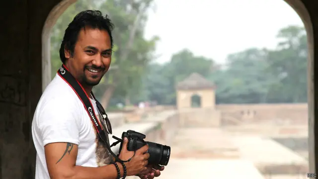 جاوید شکار کے وقت بھی شرارتیں کرتے ہوئے قلقاریاں مارتا رہتا ہے۔ اس کے من میں ایک من موجی منکو (ٹارزن والا منکو) رہتا ہے