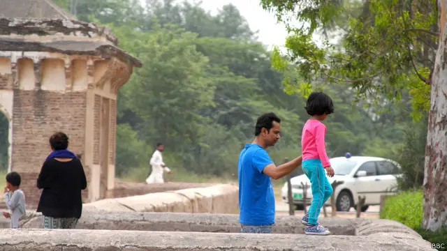 نوشاد اپنی چھوٹی سی ڈارلنگ کو اس فصیل پر چلاتے ہوئے اسکے قدم مضبوط کر رہا ہے
