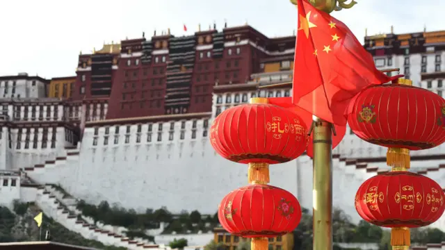 西藏拉萨布达拉宫前庆祝自治区成立50周年装饰(新华社图片5/9/2015)