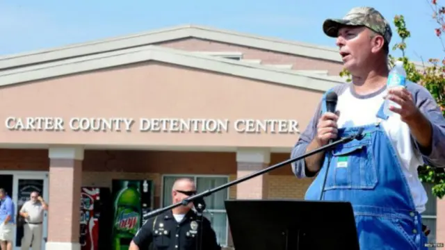 Муж Ким Дэвис возле здания тюрьмы, где она содержится