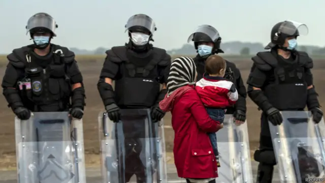 Một di dân trước hàng rào cảnh sát tại biên giới Hungary và Serbia hôm 5/9