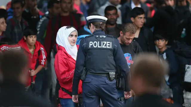 一名穆斯林移民在慕尼黑与警察对话