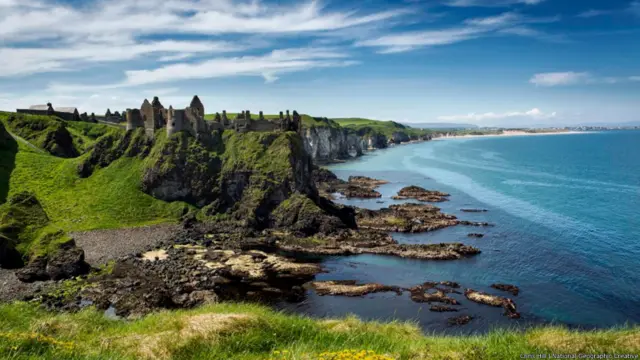 Sekarang ini reruntuhan kastil itu berada dalam kewenangan dan perawatan Dinas Lingkungan Irlandia Utara, Northern Ireland Environment Agency.
Studi para arkeolog menyimpulkan bahwa dulunya kastil itu merupakan bagian dari desa atau kota sekitar yang dibakar habis sesudah pasukan Skotlandia mencaplok Dunluce tahun 1642. Desa itu tetap terkubur 30 cm di bawah permukaan tanah hingga ekskavasi arkeologi mulai dilakukan tahun 2007, dan munculah ke permukaan jejak-jejak kosmopolitanisme, kesejahteraan dan kemewahan. Penemuan-penemuan terbaru antara lain jalan bebatuan antara kota itu dengan kastil, bengkel pandai besi dan koin-koin masa Elizabeth I dan Charles I.