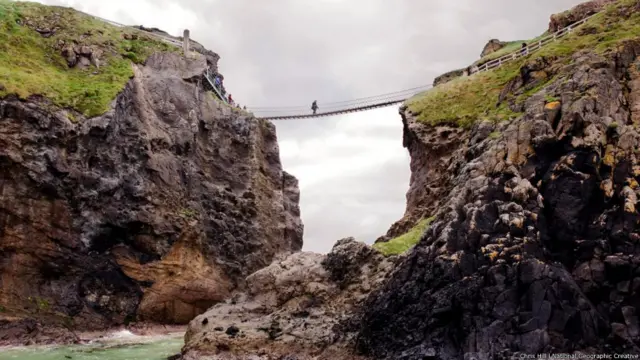 Bisa jadi inilah monumen paling spektakuler di wilayah bertebing itu: Jembatan Gantung Carrick-a-Rede yang bersejarah, terletak sekitar 18km timur dari Kastil Dunluce di Ballintoy. Jembatan ini satu-satunya rute yang menghubungkan daratan Irlandia dan pulau Carrick (Rocky Island). Menggantung setingga 30m di atas air dan merentang sejauh 20 m, Carrick-a-Rede pertama kali dibangun pada 1660-an oleh nelayan untuk memeriksa jaring penangkap ikan salem (salmon) di bawah sana. Tatkala cuaca bergelora, para nelayan itu berlindung di gua-gua dan cekungan besar di pulau itu.