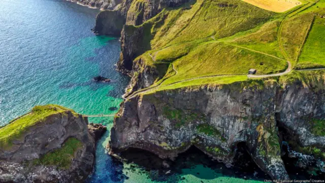 Sekarang jembatan gantung ini menjadi daya tarik bagi mereka yang bernyali untuk menyeberang. Dulunya jembatan itu hanya memiliki tumpuan seutas tali untuk pegangan para pelintas. Namun sejak 1970an, jembatan Carrick-a-Rede secara bertahap jadi lebih kokoh. Sekarang, jembatan itu digantung dengan kawat dan papan kayu cemara yang kuat. Lautan yang menghijau dan warna-warni khas air bekilauan di bawah sana, sementara di cakrawala tampak pemandangan menakjubkan Pulau Rathlin, Tanjung Causeway dan pulau-pulau Skotlandia.