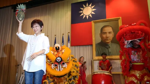 洪秀柱在台北某竞选活动上举起一个凤梨（台湾中央社图片6/9/2015）