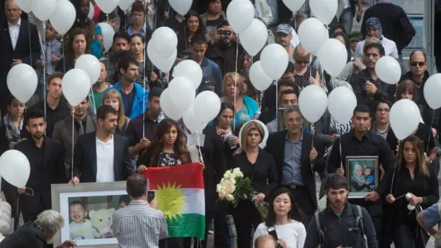 Белые шарики участники поминального мероприятия выпустили в небо на набережной