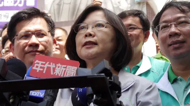 蔡英文（中）在台中接受采访（台湾中央社图片6/9/2015）