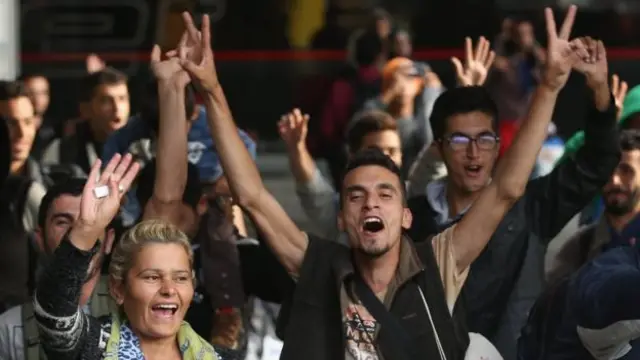 پناهجویانی که وارد مونیخ در آلمان میشوند با استقبال مردم محلی روبرو میشوند