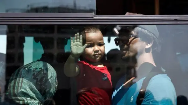 پناهجویان پس از ورود به جزایر یونان، ثبت نام میکنند