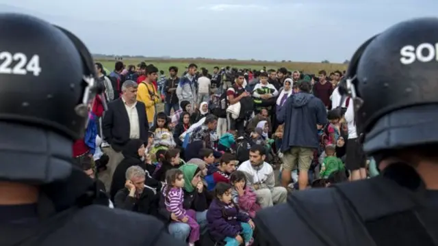 شماری از پناهجویان پس از ورود به صربستان در تلاشند تا خود را به مجارستان برسانند. پلیس مجارستان افرادی را که وارد این کشور میشوند، تحت نظر دارد