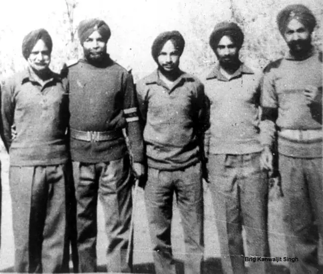 तस्वीर में बायीं ओर पहली तस्वीर अनंत सिंह की है, बीच में हैं कंवलजीत सिंह. ये तस्वीर इन सैनिकों के युद्धबंदी के तौर पर पाकिस्तान से लौटने के बाद की है.
