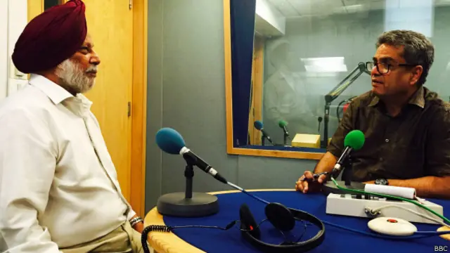 ब्रिगेडियर कंवलजीत सिंह बीबीसी स्टूडियो में रेहान फ़ज़ल के साथ