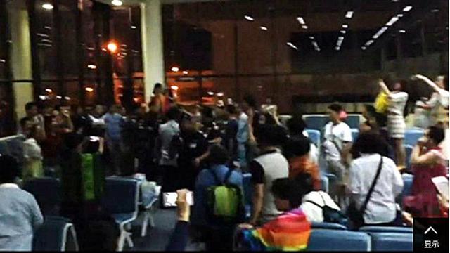 一群中国游客大闹曼谷廊曼机场，高声唱中国国歌“义勇军进行曲”﻿。（网络截图）