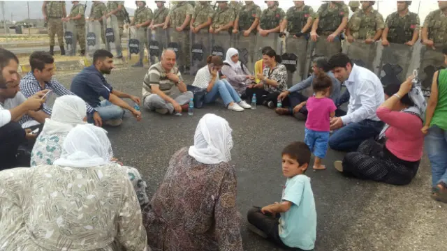 HDP heyeti Cizre girişinde oturma eylemi yapıyor