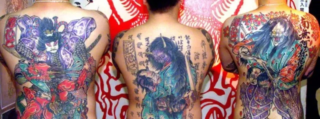 山口組成員展示身上紋身（資料圖片）