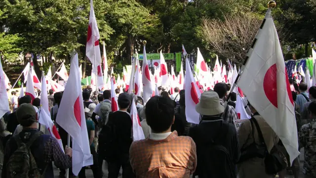 東京青山公園參與反華示威群眾高舉日本國旗（16/10/2010）