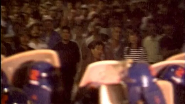 大阪西城暴動示威者向警察扔雜物（10/1990）