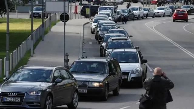 Yerli fəalların təşəbbüsü ilə maşın konvoyu miqrantları Macarıstandan Avstriyaya aparır