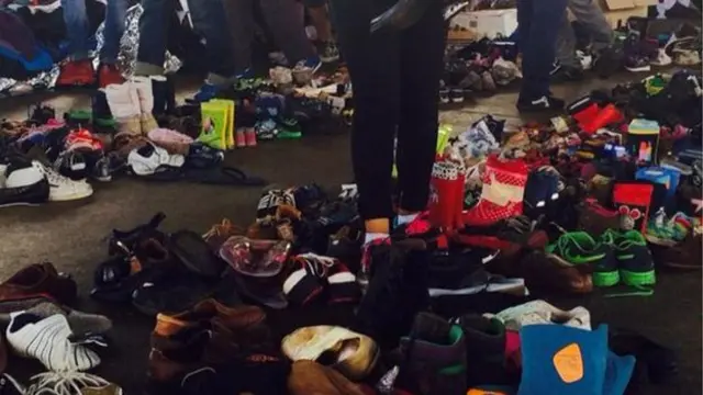 Xeyriyyə təşkilatları Avstriya ilə sərhəddə miqrantlar üçün ayaqqabılar qoyublar