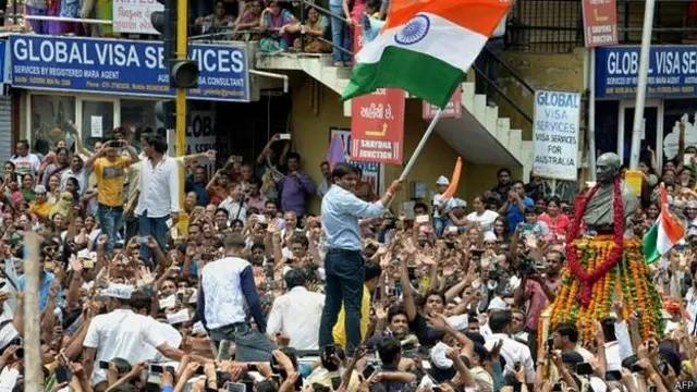 ඉන්දීය ජාතික ධතය අතැතිව සිටින හාර්දික් පටෙල්