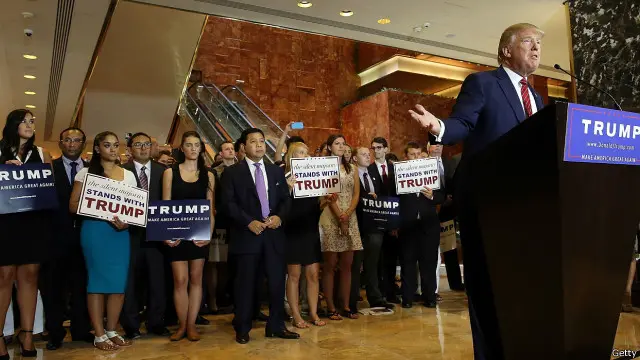 Setya Novanto, FAdli Zon, dan sejumlah anggota DPR RI lain berdiri di belakang Trump, sesekali turut bertepuk tangan