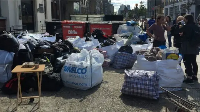 تارکینِ وطن کے لیے اتنا سامان جمع ہوا ہے جس سے کئی گاڑیاں بھری جا سکتی ہیں