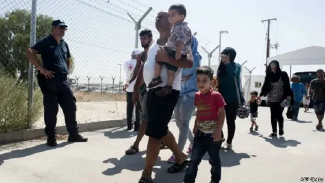 اللاجئون الفارون من سوريا وصلوا إلى معسكر في قبرص بعدما تعرض قاربهم لمشكلات قبالة سواحل الجزيرة ليلة السبت