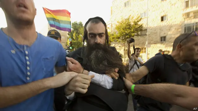 ارتكب شليسيل جريمة مماثلة في عام 2005، إذ كان قد طعن ثلاثة اشخاص في مسيرة للمثليين بالقدس.