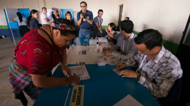 Rigoberta Menchu emite su voto