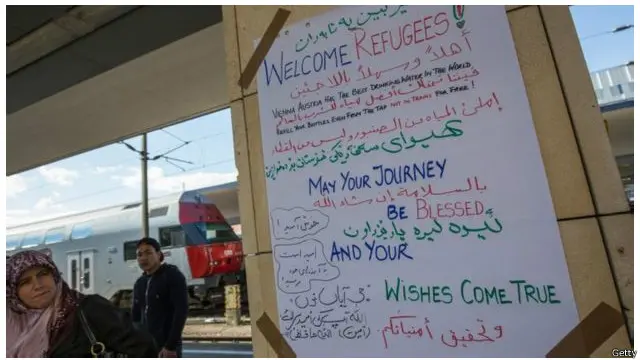 Ribuan pengungsi masuk melintasi stasiun utama Wina selama akhir pekan.