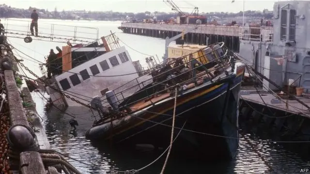 Kapal Rainbow Warrior sedianya bertolak ke sebuah atoll untuk meprotes uji coina nuklir Prancis