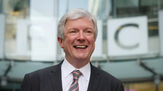 霍尔勋爵说，今后10年，BBC将成为一个“开放的、网络时代的BBC”。