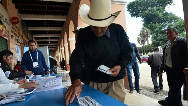 Ciudadano emite su voto en Guatemala