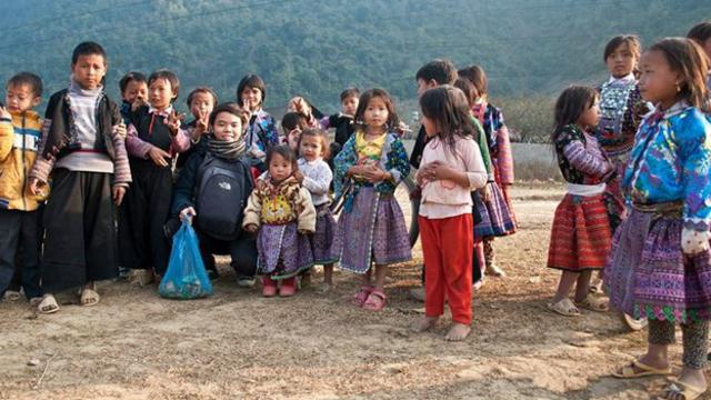 Trẻ em Sơn La nhận quà cứu trợ