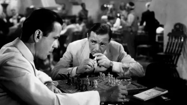 پیتر لوره (راست) یک پناهنده آلمانی در هالیوود در "کازابلانکا" ساخته کورتیز (یک مهاجر مجارستانی)