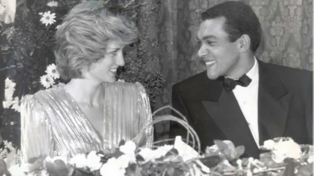 设计师奥德菲尔德回忆：“泰勒成为凶悍的伦敦时装捍卫者...我们就是最大受益者。欧德菲尔德在为黛安娜王妃量体裁衣时成为好朋友