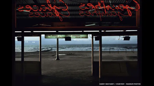 هري ګرویرت دغه ډول یو هنرمند دی. نوموړی لومړی اروپايي عکاس دی چې په ۱۹۷۰ لسیزه کې یې د رنګونو انځورولو هڅه وکړه، او داسې انځورونه یې جوړ کړل چې په عمده ډول د څیزونو نه بلکې د رنګونو په اړه وو. (د سیند پر غاړه کافي، اوستېندې، بلجیم، ۱۹۸۸، د مګنم عکسونو څخه په مننې).