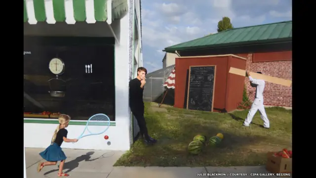 د سږکال خبرو پروګرام کې به په میوزیمونو او شخصي نندارتونو کې د عکاسۍ د اهمیت په اړه بحث کېږي. (جولي بلکمون، ویکر سوینګ، ۲۰۰۸، د بیجینګ د کیپا ګالرۍ څخه په مننې).