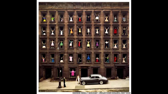 په دغه نندارتون کې د نړۍ نوي، تکړه او په نړیواله کچه منل شویو هنرمندانو انځورونه نندارې ته وړاندې شوي دي. (اورموند ګیګلي، نجونې په کړکۍ کې، نیویارک، ۱۹۶۰).