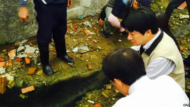 台南县长赖清德现场督导登革热防治措施。