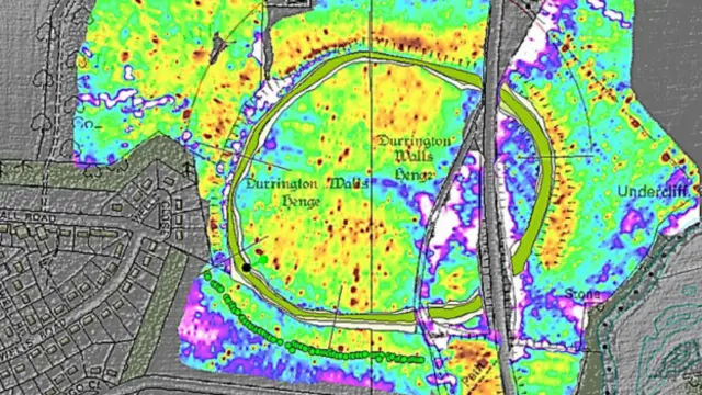 نقشه محل با استفاده از راداری مخصوص بررسی عمق زمین. دایره سبز محل کشف تختهسنگها است