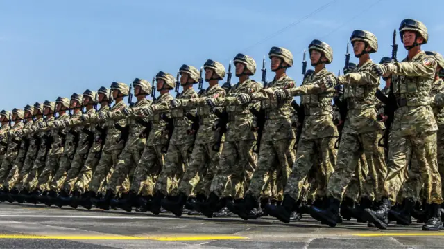 中国抗日战争胜利70周年阅兵式上的士兵方阵（新华社图片3/9/2015）